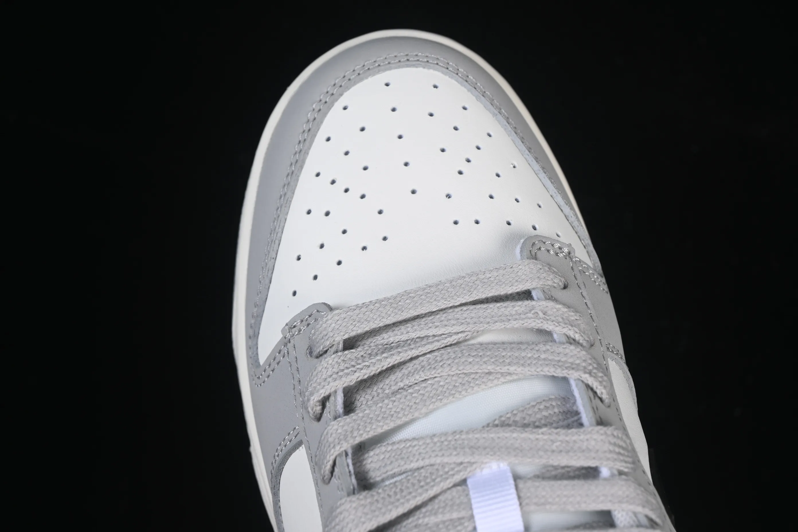 All categories Nk SB Dunk series Nk SB Dunk Low low-top sneakers Nike SB Dunk Low white, black and gray low-top casual sneakers IB3079-101
